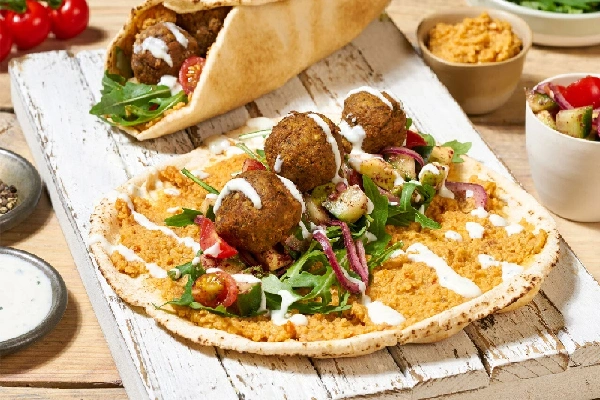 ساندويش فلافل مع الطحينة